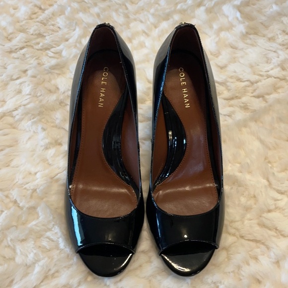 COLE HAAN BLACK PATENT LEATHER PEEP TOE HEELED PUMP. Size 6 - Picture 4 of 13